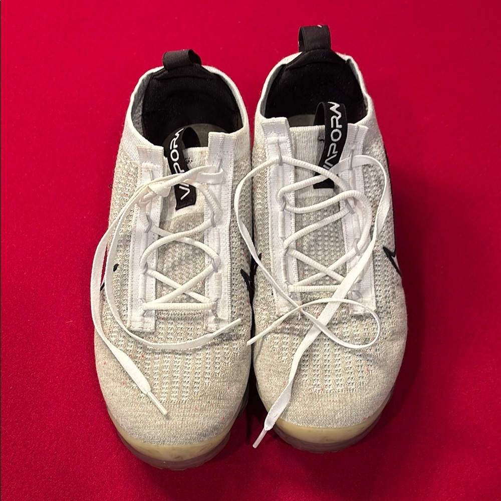 Nike White and Black Athletic Shoes Sleek Design